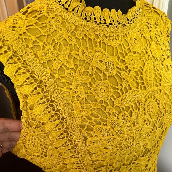 Pretty in yellow. - Picture 3 of 3